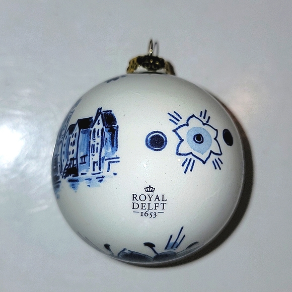 ROYAL DELFT CHRISTMAS ORNAMENT - Picture 4 of 6